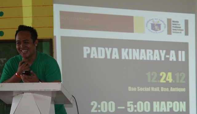 Si Stephen Checa, gabasa ka anang binalaybay. 