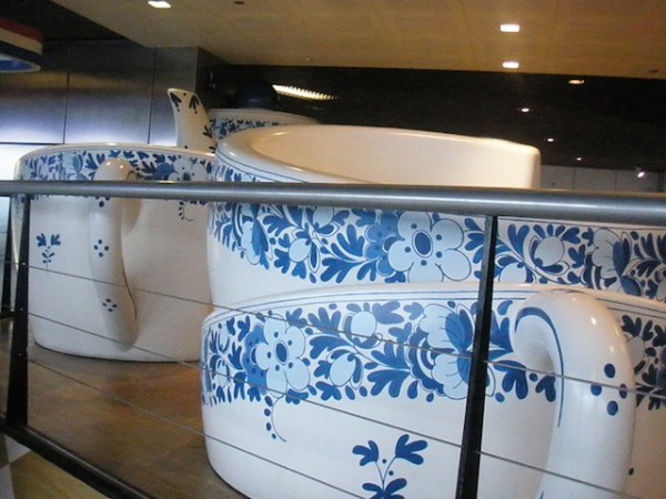 Higante nga tasa sa Schiphol Airport.