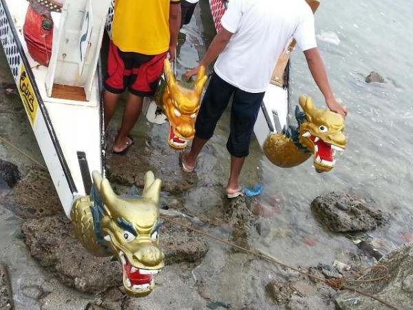 Dragon boat sa daray-ahan.