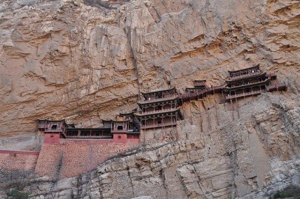 Xuankong Si (Hanging Monastery) sa Mt. Heng Shan sa Datong, Tsina. Nahimo kang 491 kag bukas para sa Budhismo, Taoismo, Confucianismo.