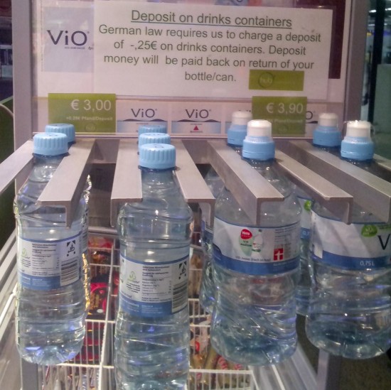 May deposito dyang plastic kang tubig.