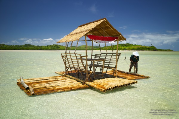 "Floating for a Living" ni Bobby Wong, Jr. www. postcardsfrommanila.com