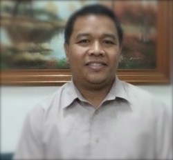 MANININGAD SA SIYUDAD / Si Jonathan Davila tagdaug sang Una nga Padya sa Binalaybay sa IYAS Hiligaynon Literary Prize 2013. Maestro siya sa St. La Salle-Bacolod halin sang 2002. Padayon sia gasulat sang binalaybay sa Hiligaynon, English, kag Filipino. Miyembro sia sang Santermo Writers Group sang Bacolod. Mahilig sia sa gitara, maglagaw sa uma, kag manuhot-suhot. 