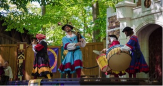 Mga musikero nga gagamit kang tradisyonal nga bagpipe, plawta, tambor. 