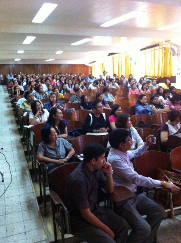 Mga partisipante. Ikarwa sa unahan, si Dean Isidoro M. Cruz.