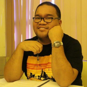 KUON KANG KATAW / JOHN IREMIL E. TEODORO /Ginbata kag nagbahёl sa baybayёn kag taramnanan kang Maybato Norte, San Jose de Buenavista, Antique. Sangka premyado nga manunulat, awtor tana kang pulo ka mga libro kang mga binalaybay, sugidanёn, kag sanaysay sa Kinaray-a, Filipino, Hiligaynon, kag Ingles. Miyembro tana kang Executive Board kang Unyon ng mga Manunulat sa Pilipinas (UMPIL). Tana ang Bise Presidente kag Kalihim Heneral kang ORYANG: Katipunan ng mga Gurong Filipino para sa Bansang Filipino. Nagaestar tana kadya sa Syudad Pasig. [Buol ni Frank Yu ang litrato, Syudad Iligan, Mayo 2014 ].  